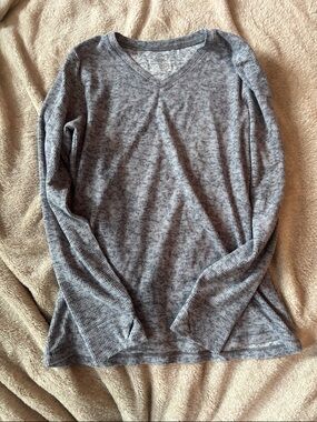 Women's Gray V-Neck Ribbed Long-Sleeve Sweater